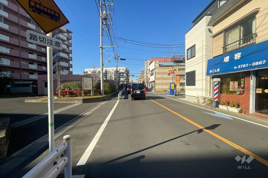 敷地北側の前面道路（東側から）