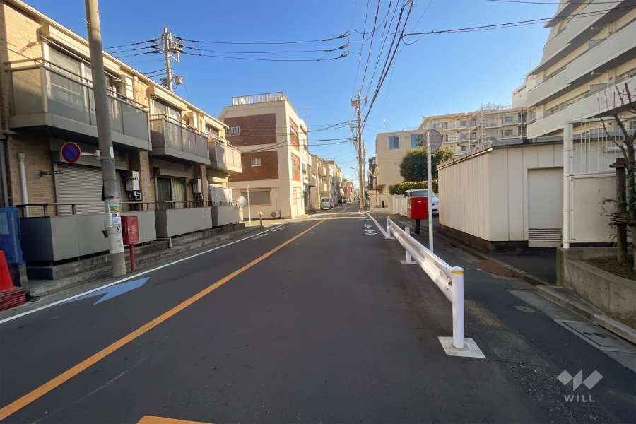 敷地北側の前面道路（西側から）