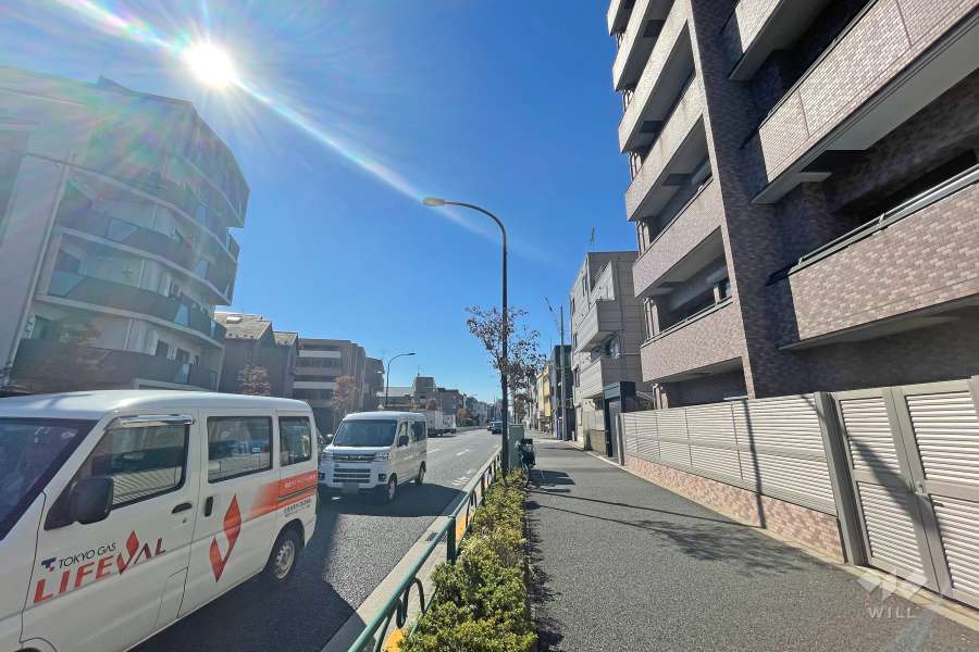 敷地東側の前面道路（北側から）