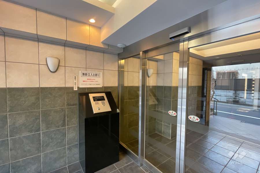 エントランスはオートロック付きです。