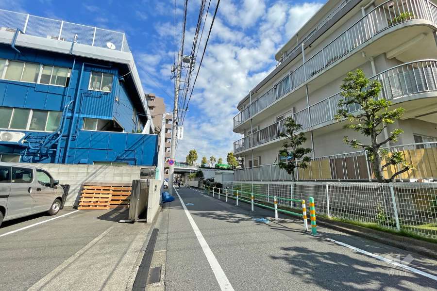 敷地西側の前面道路（南側から）