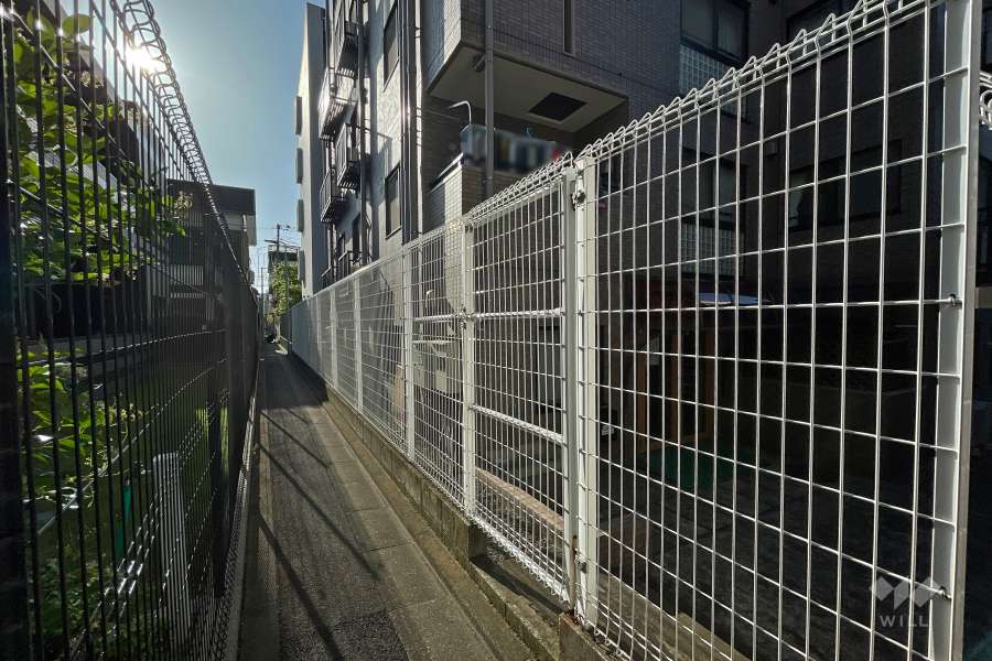 敷地南側の前面道路（東側から）