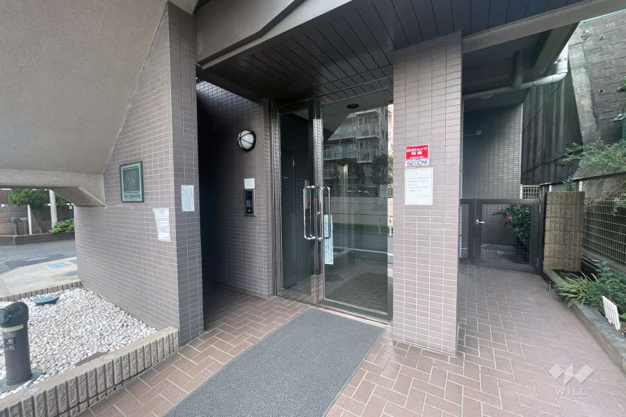 エントランスはオートロック付きです。