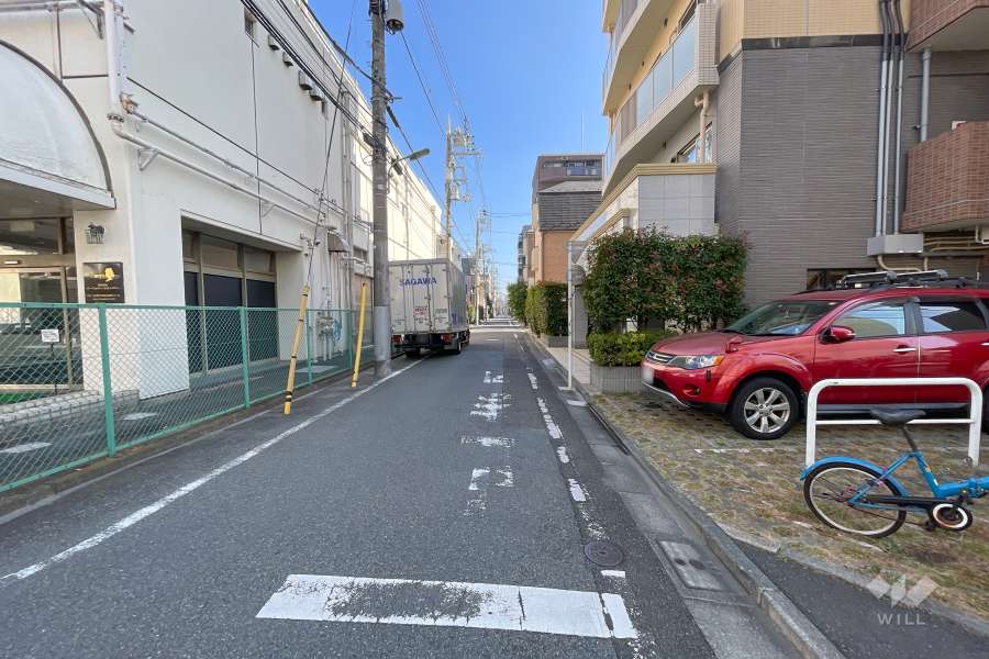 敷地北側の前面道路（西側から）