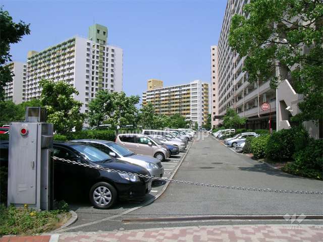 ロボットゲート付きの敷地内駐車場