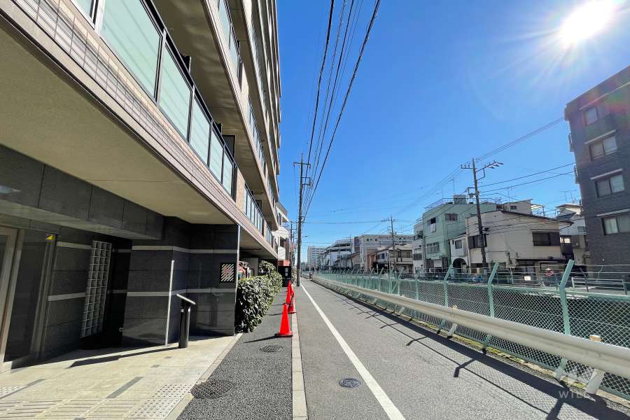 敷地南側の前面道路