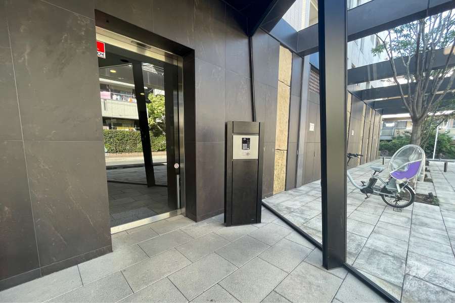 エントランスはオートロック付きです。