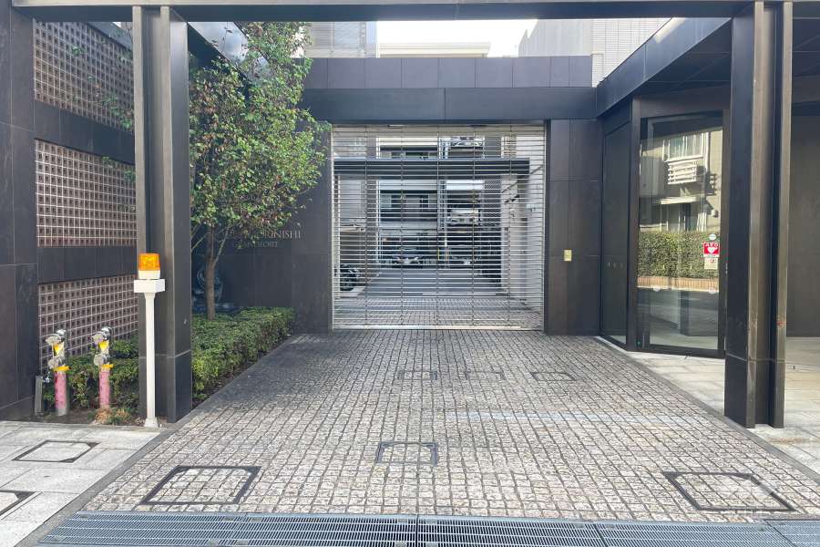 駐車場出入り口（リングシャッター付き）