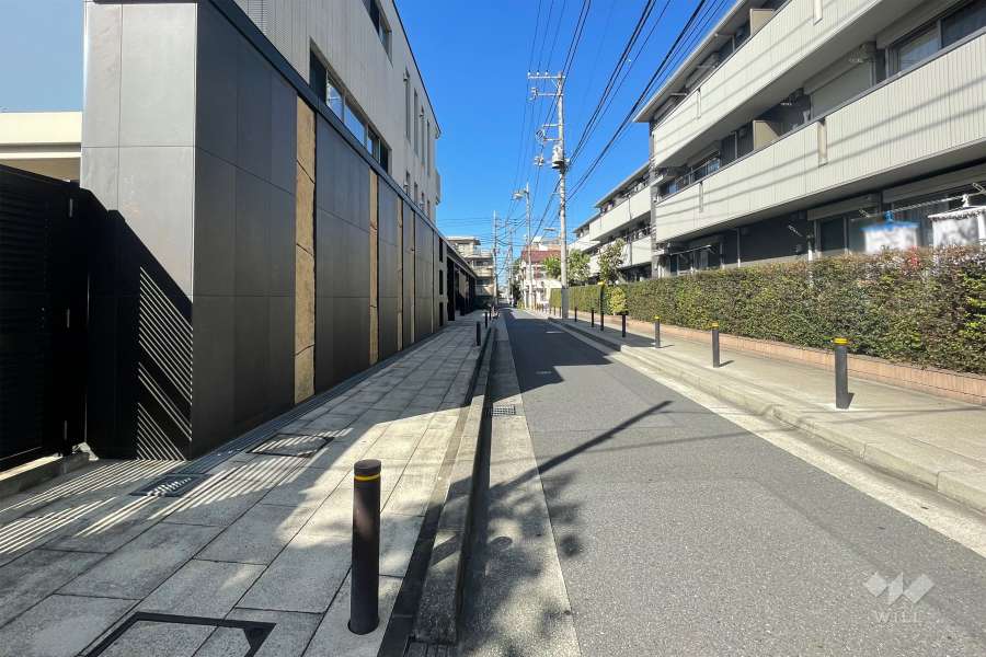 敷地の北側前面道路（東側から）