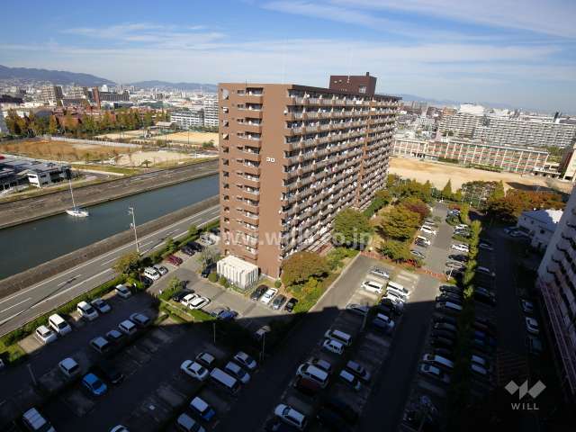 武庫川はなのまち30号棟の遠景。敷地西側には鳴尾川が流れています。