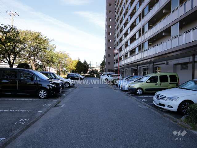敷地西側にある敷地内駐車場（屋外平面式）