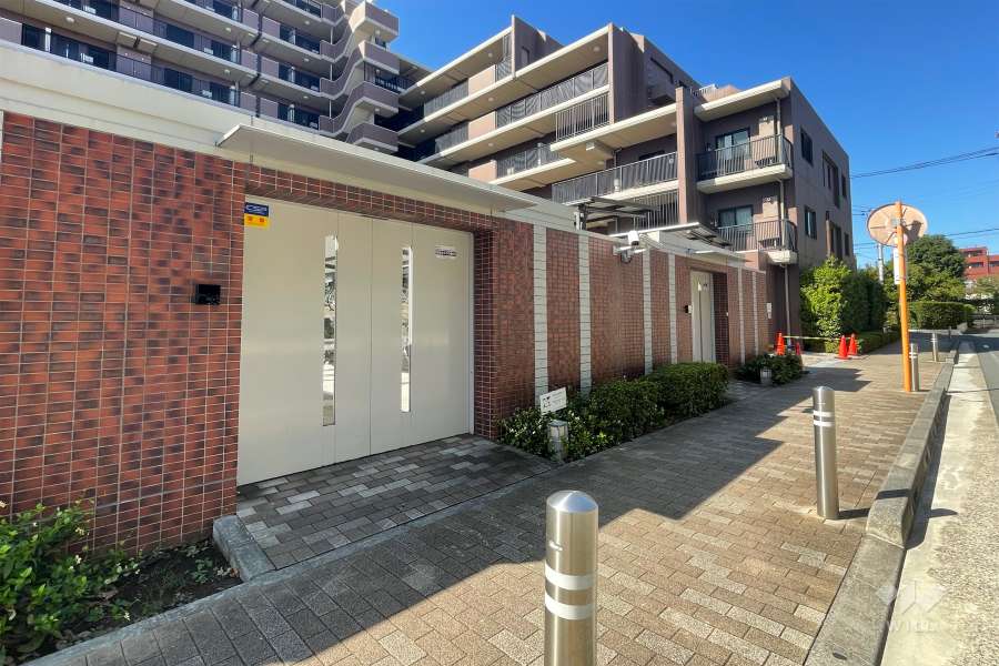 駐輪場の出入り口（オートロック付き）