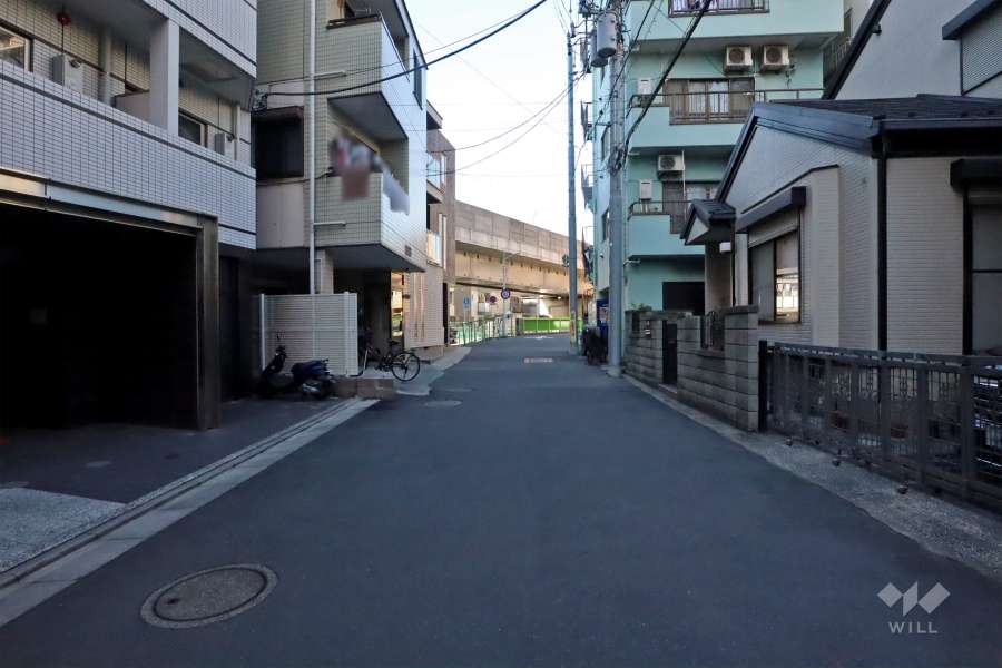 敷地東側の前面道路（南側から）