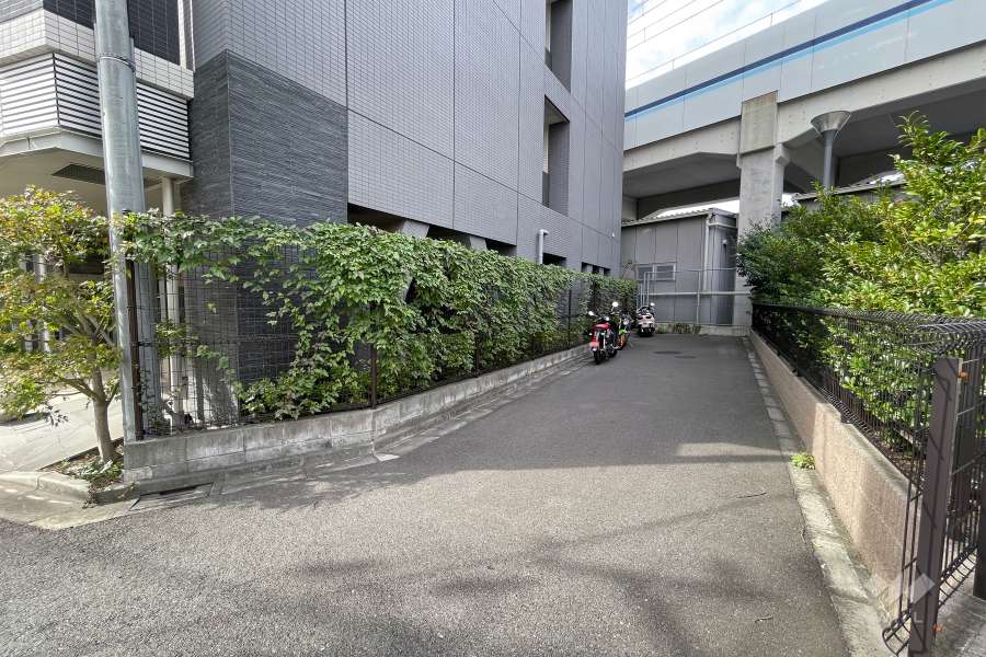 敷地北側の前面道路（東側から）