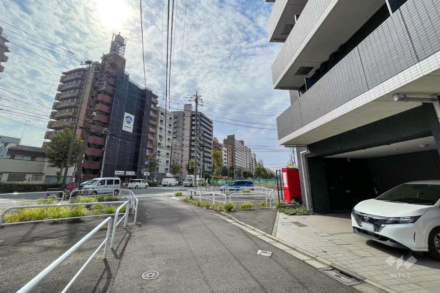 敷地東側の前面道路（北側から）