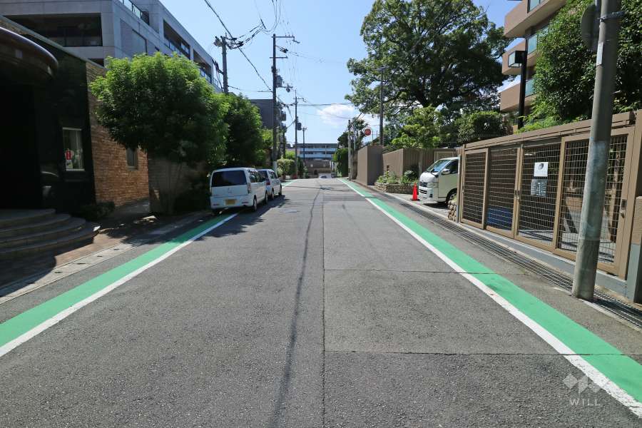 敷地南側の前面道路（西方向）