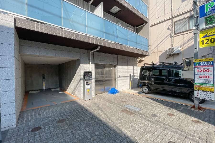 駐輪場の出入り口と敷地内のコインパーキング