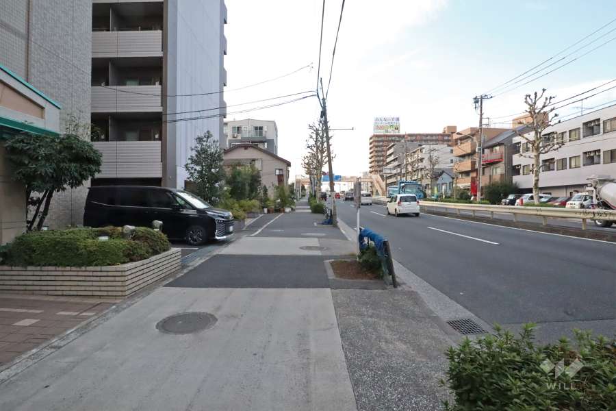 敷地北側の前面道路（東側から）