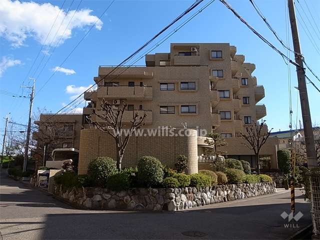 敷地の西、北、東の3方が接道しています。