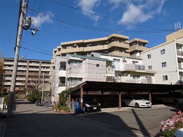 周辺はマンションが多く立ち並ぶ住宅地です。