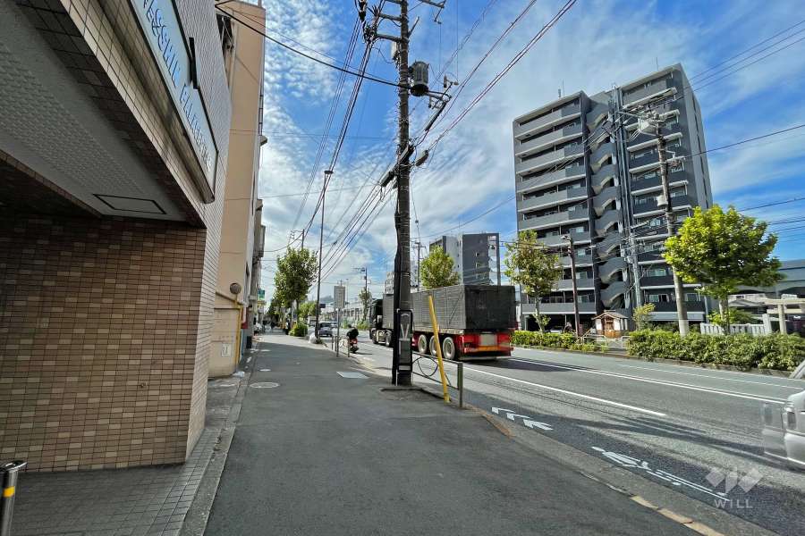 敷地北西側の前面道路（北東側から）