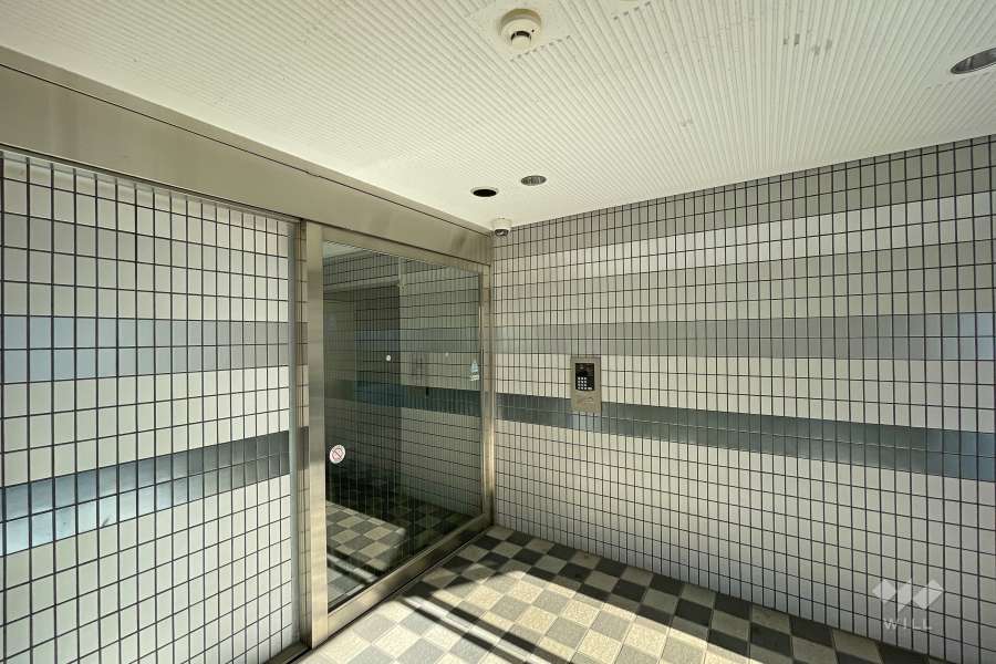 エントランスはオートロック付きです。