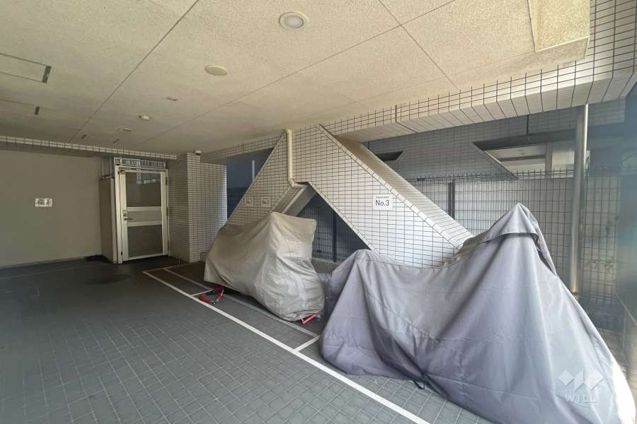 屋内に設けられたバイク置き場と駐輪場