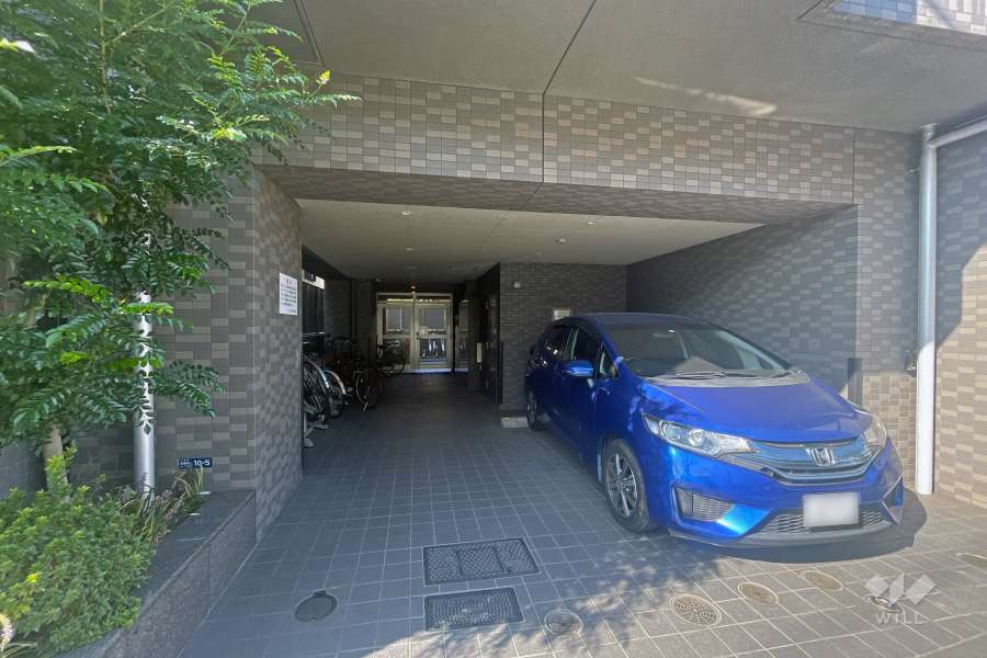 敷地内駐車場（屋内平面式）と駐輪場