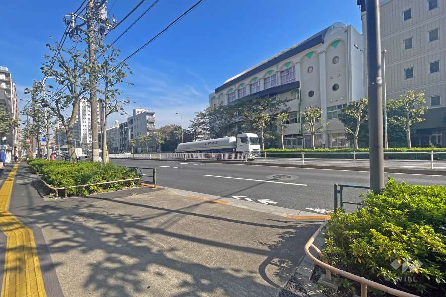 敷地の東側前面道路は国道131号・産業道路です（南側から）。