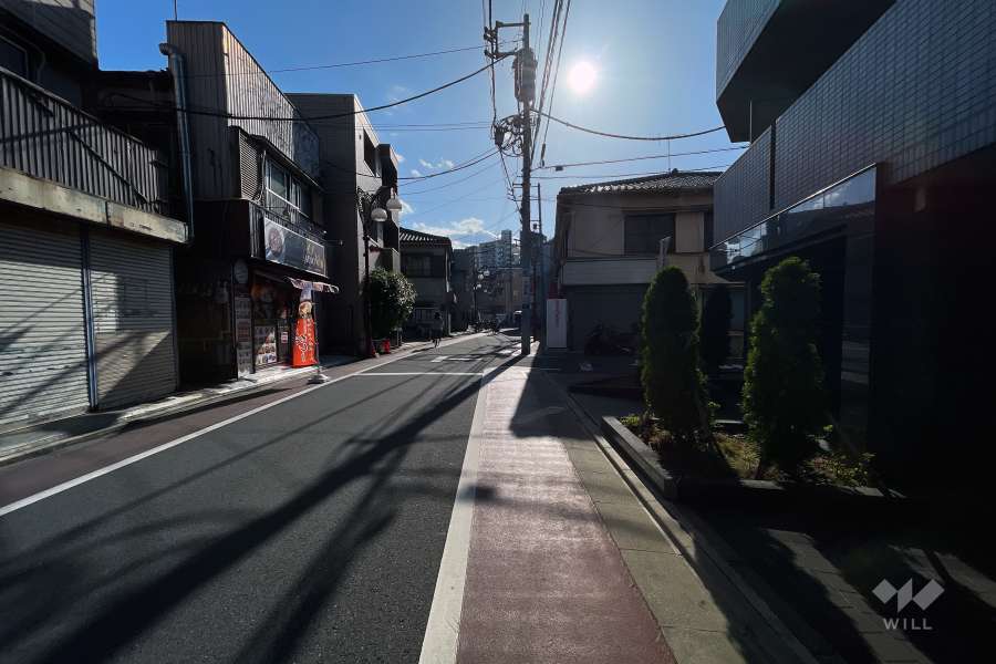 敷地南側の前面道路（東側から）