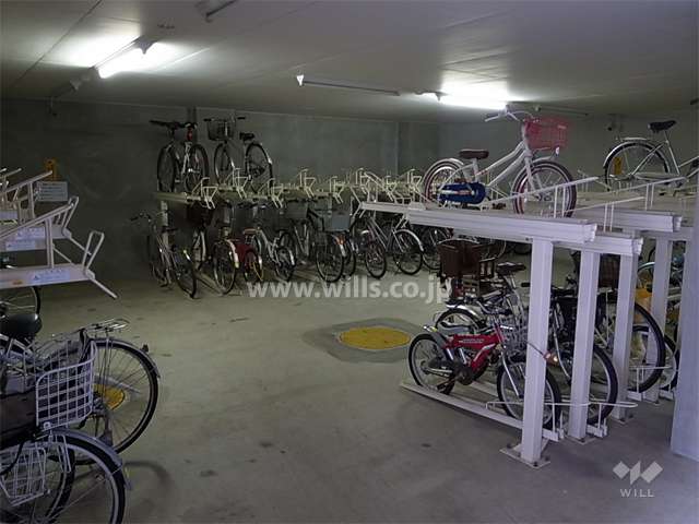 駐輪場は屋内にあります。