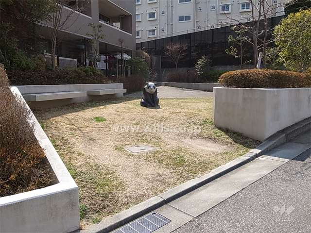 水明棟（西棟）の前にある小さな公園