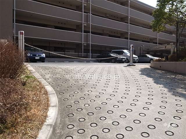 駐車場の入り口にはロボットゲートが付いています。