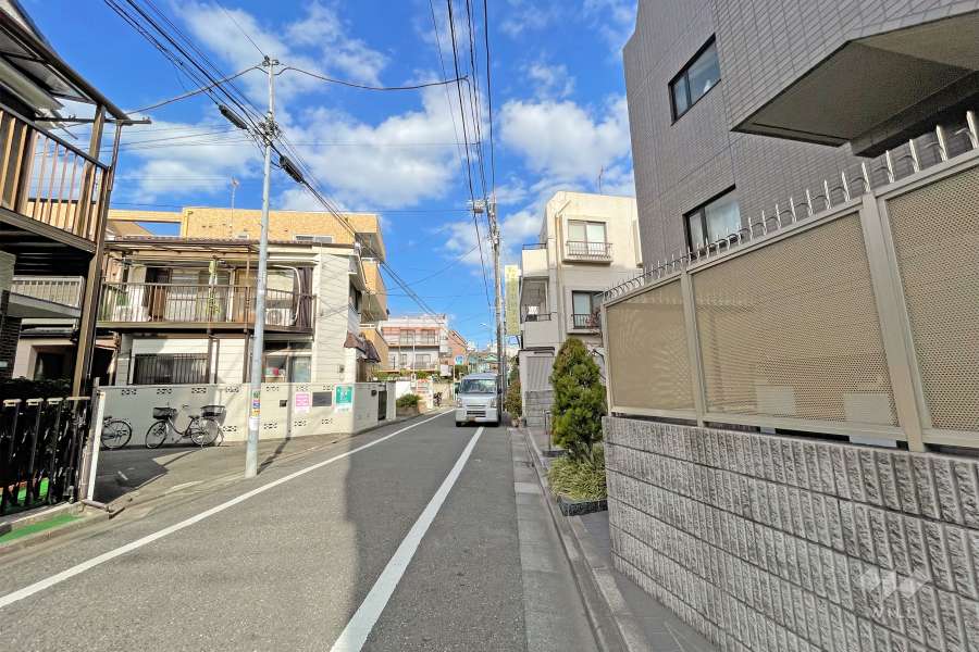 敷地西側の前面道路（南側から）