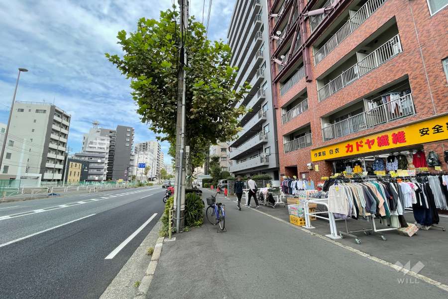 敷地北西側の前面道路（南西側から）