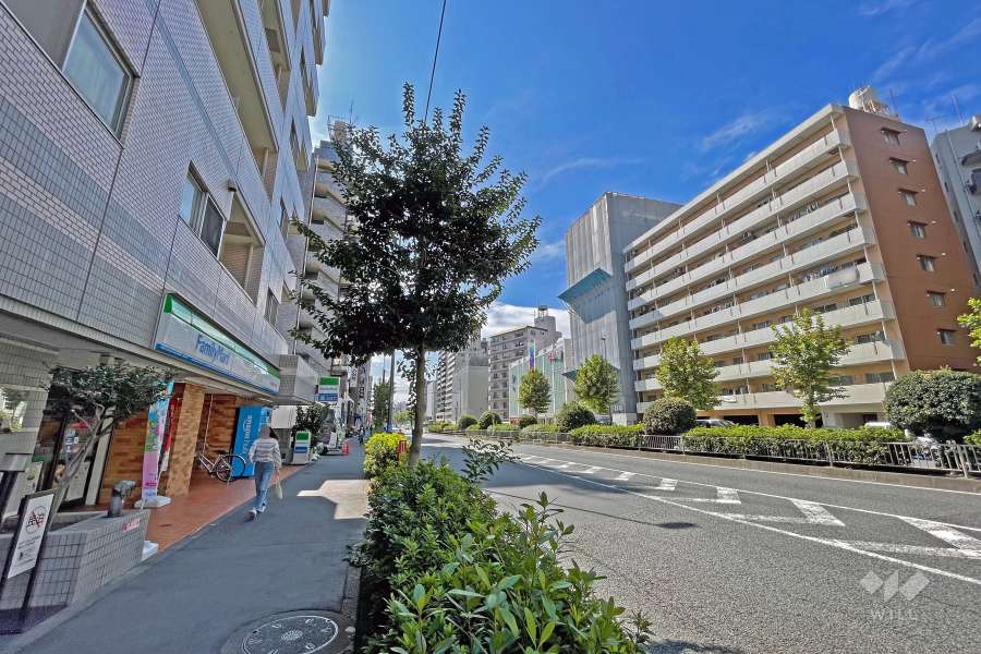 敷地北西側前面道路は国道15号線です。