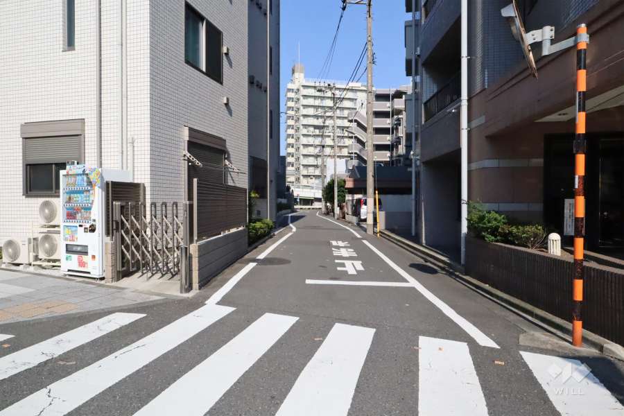 敷地北側の前面道路(西側から)