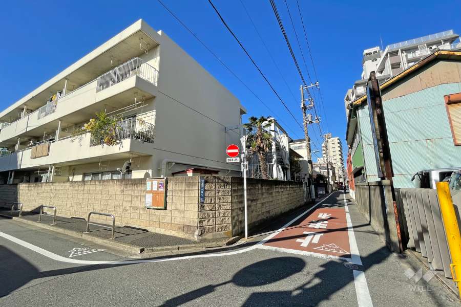 敷地東側の前面道路（南側から）