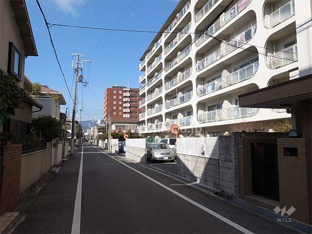 敷地の南側に駐車場があります。