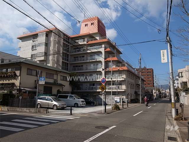 周辺はマンションと一戸建てが混在する住宅地です。