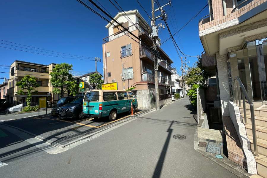 敷地北側の前面道路（西側から）