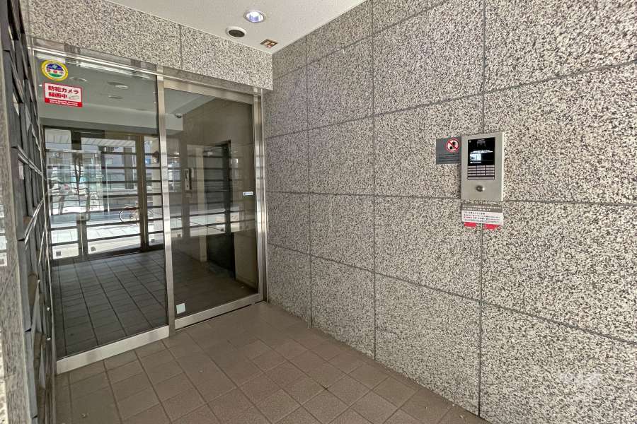 エントランスはオートロック付きです。