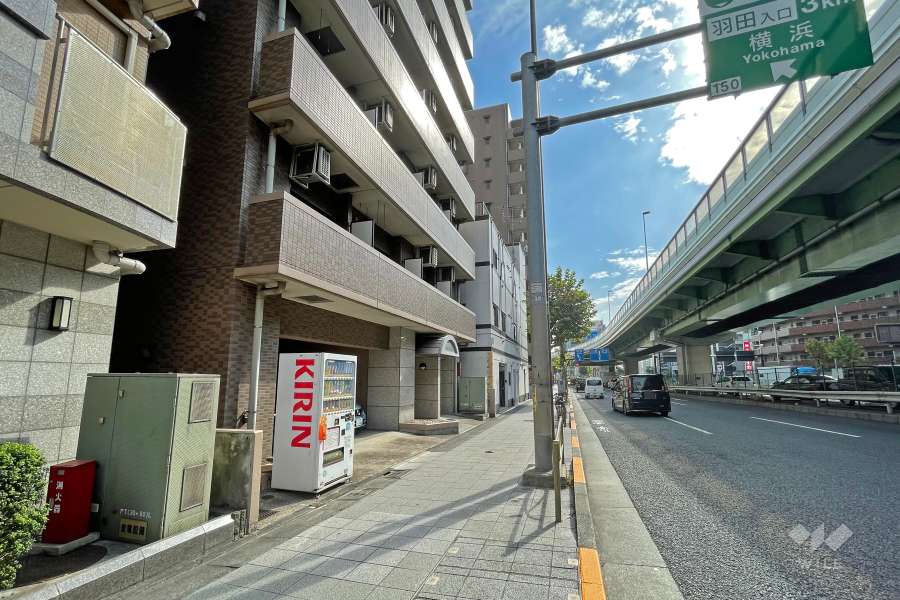 敷地の西側前面道路は国道15号線です（北側から）。