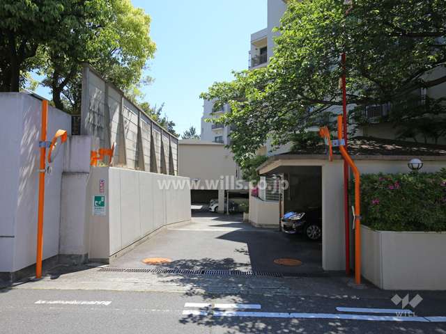 敷地西側にある駐車場出入り口