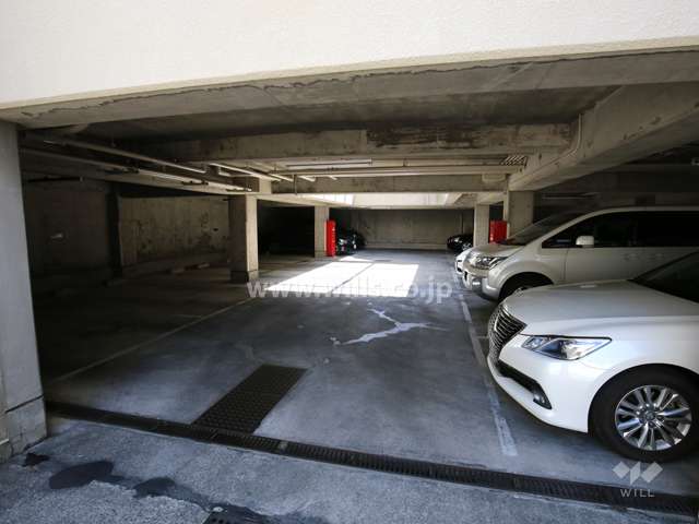 地階にある敷地内駐車場（屋内平面式）