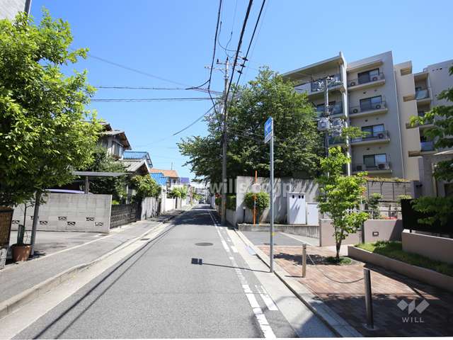 敷地西側の前面道路