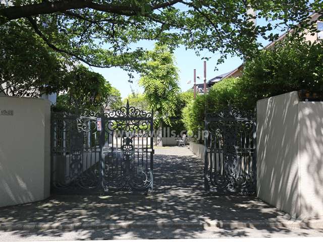 エントランスにはクラシカルな門扉が付いています。