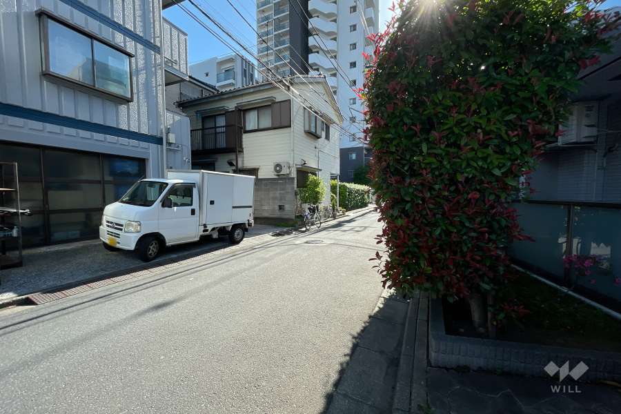 敷地南側の前面道路（東側から）