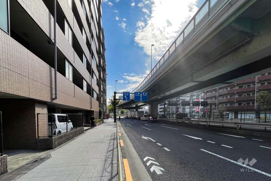 敷地西側の前面道路