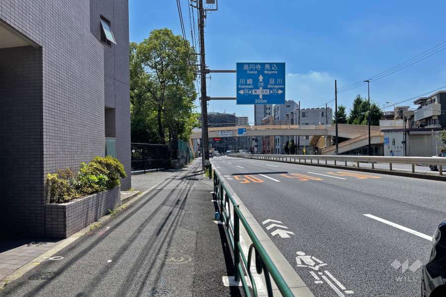 敷地北西側の前面道路（北東側から）